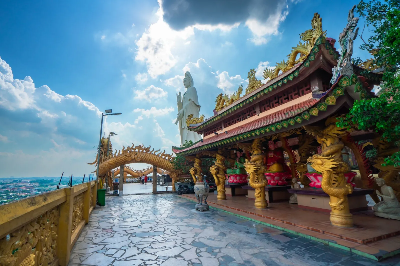 Pho tượng Phật chạm khắc tinh xảo